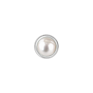 Une pierre de naissance, de forme ronde, en or blanc sertie d'une perle