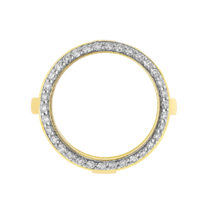 Une bague médaillon en or jaune de forme ronde sertie diamants avec un verre saphir transparent