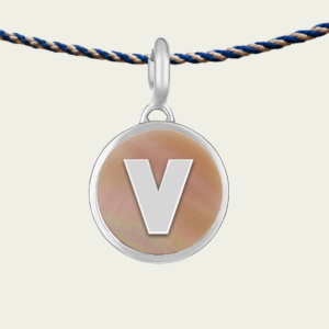 Médaille initiale, fonds nacre rose