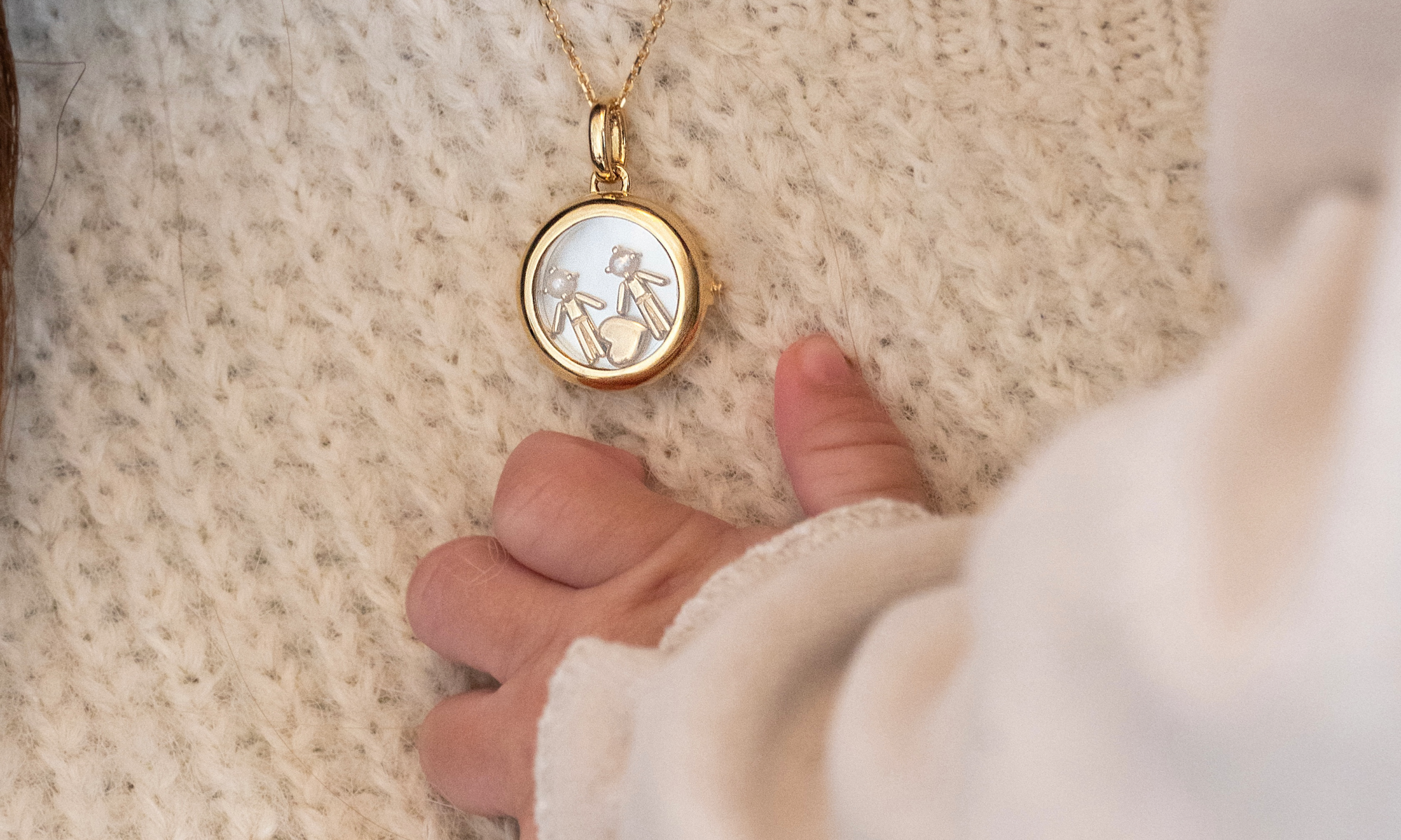 Collier avec deux symboles enfant et un coeur
